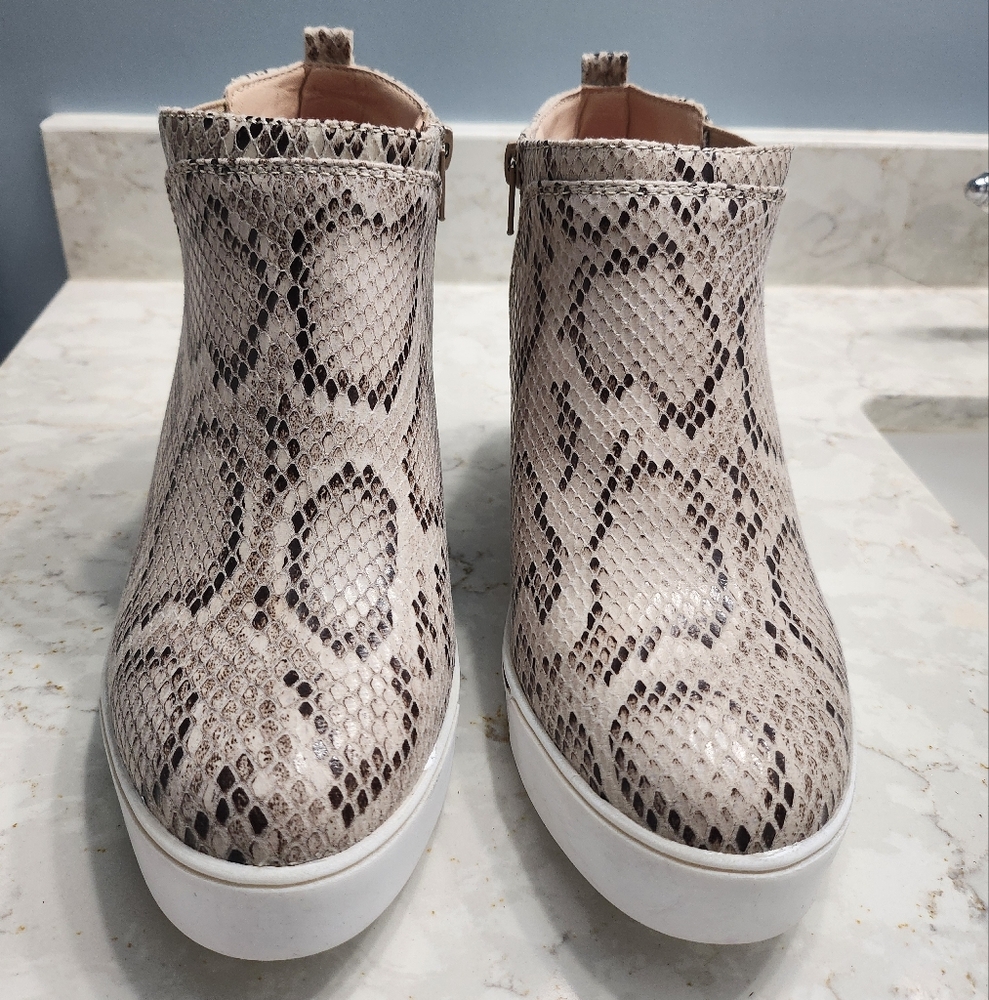 Size 8M Women's Snake Print Ankle Boots. inner high heal.